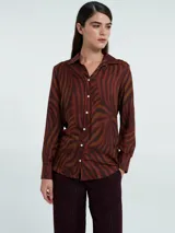 Camisa de manga larga con estampado animal print en tonos marrones.