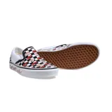 Championes Vans modelo Slip-On con diseño checkerboard clásico en blanco y negro, intervenido con estampados de Condorito y la onomatopeya ¡PLOP!. Presenta suela de goma blanca con detalles gráficos laterales.