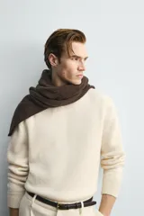 Jersey de punto relaxed fit confeccionado en mezcla de lana y fibra de alpaca, con textura ligera y efecto pelo. Presenta cuello redondo, manga larga y acabados en rib en puños y cintura.