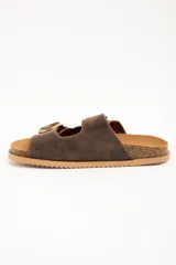 Sandalias de doble hebilla en cuero marrón con acabado texturizado, plantilla cómoda y suela tipo corcho con base de goma antideslizante.