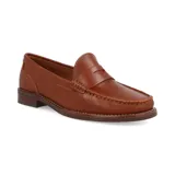 Mocasines de cuero color marrón coñac, diseño clásico tipo penny loafer con costuras visibles y suela plana con pequeño tacón.