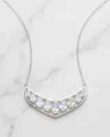 Gargantilla de plata 925 con diseño de media luna decorada con una serie de piedras de luna ovaladas engastadas.