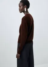 Jersey de punto fino con cuello redondo y manga larga, de diseño recto y corte clásico.