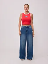 Jean de corte wide leg con tiro medio, confeccionado en denim de algodón en tono azul medio con efecto lavado.