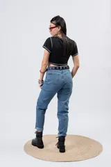 Jeans mom fit de tiro alto y lavado azul medio, con pernera relajada y dobladillo vuelto en los tobillos.