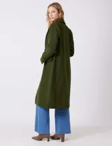 Tapado largo de lana Michael Kors, de corte recto y silueta estructurada. Presenta cuello con solapas amplias, cierre frontal con botones y bolsillos laterales con tapa. Incluye forro interno a tono.