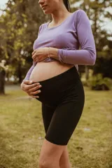 Calza biker color rosa viejo, con cintura alta y elástico ajustable.