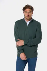 Buzo azul marino de algodón texturizado, con cuello alto y medio cierre con cremallera. Presenta un pequeño logo bordado en el pecho.