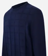 Suéter masculino de punto con textura cuadrillé, cuello redondo y mangas largas con puños acanalados.