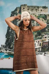 Vestido corto sin mangas, de tejido de punto en color azul marino con efecto jaspeado o tweed en tonos claros. Presenta un corte amplio y relajado, con cuello redondo y bordes en contraste.