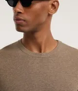 Remera masculina de manga corta con cuello redondo, confeccionada en tejido piqué con efecto melange. Presenta una textura suave y estructurada, ideal para un estilo casual y sofisticado.