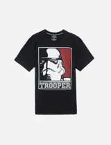 Remera negra de algodón con estampa de un Stormtrooper de Star Wars enmarcado en un rectángulo blanco con fondo rojo a rayas horizontales.