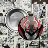 Pin metálico con ilustración de personajes de DanDaDan besándose.