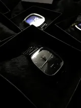 Reloj Casio Quartz negro con caja cuadrada y correa de acero inoxidable.