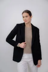 Blazer negro de baby alpaca, de corte clásico, con solapas y cierre con un botón.