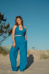 Conjunto de top halter y pantalón palazzo color celeste.