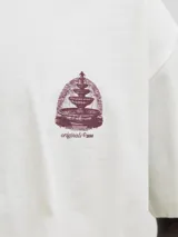 Remera de manga corta y cuello redondo, color blanco, de calce holgado. Presenta un pequeño estampado en el pecho.