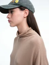 Sweater de cuello polera con hombros caídos y diseño de calce holgado. Presenta terminaciones acanaladas en puños y ruedo, confeccionado en tejido de punto suave.