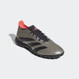 Championes de fútbol Adidas Predator League para césped artificial (TF), color dorado metálico con tres franjas negras. Presentan una parte superior texturizada Hybridfeel con detalles en color coral en el forro interior y suela de caucho negra.