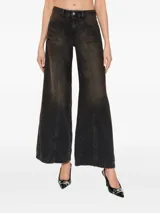 Jeans Diesel modelo D-Akii de corte flare y tiro alto, en denim color negro con efecto desgastado. Presenta bolsillos delanteros grandes, costuras decorativas verticales y perneras anchas.