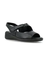 Sandalia de cuero color negro, con capellada texturizada, tira ajustable con velcro y taco bajo.