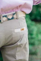 Bombacha de campo de corte tradicional, confeccionada en acrocel de algodón color beige, con detalles en tela a contratono en los laterales, puños y pretina. Cuenta con bolsillos laterales y cierre frontal con botón.
