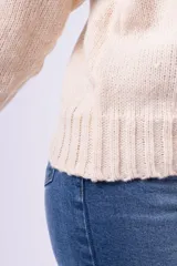 Sweater de punto grueso con cuello redondo, manga larga y diseño holgado. Presenta puños y ruedo acanalados.