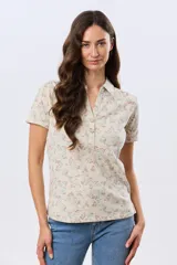 Camisa de algodón de manga corta con estampado floreado, cuello camisero y abertura frontal con botones.