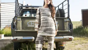 Vestido midi de lana merino tejido a mano, de color blanco con líneas horizontales marrones, mangas oxford y detalles bordados a mano en los puños.