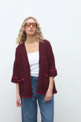 Kimono de tejido de punto color bordó, de diseño abierto con mangas tres cuartos y bolsillos frontales con detalles en rojo.