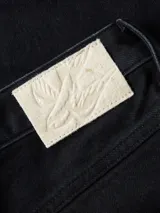 Shorts de jean negros de tiro alto con cierre de cremallera y botón, cinco bolsillos y bajos desflecados.