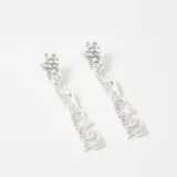 Caravanas largas de diseño irregular con textura rugosa y acabado plateado, que incorporan pequeñas perlas incrustadas.