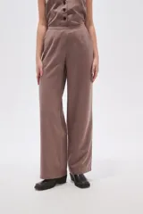 Pantalon de corte recto y tiro medio, confeccionado en viscosa de color marrón.