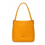 Cartera tipo shopper color mostaza, de textura granulada y diseño estructurado, con una sola asa para hombro y el logo de la marca en la parte frontal.