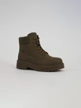 Borcego de estilo urbano color marrón, con cordones frontales, cuello acolchado y suela de goma dentada.