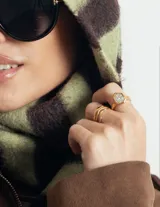 Anillo de acero quirúrgico con diseño de banda irregular y piedra central engastada.