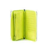 Fichero grande tipo billetera, color azul marino, con ribetes y pulsera de mano en color verde lima. Presenta un parche circular en el frente con el texto "EXTRA LARGE" en verde lima.