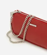 Cartera tipo baguette pequeña Satinato, confeccionada en PU color marfil, de formato alargado y estructura maleable. Cuenta con cierre superior de cremallera, placa frontal aplicada con el logo de la marca y asa de cadena doble metálica en tono plateado que permite llevarla al hombro o cruzada.