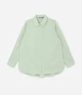 Camisa de tricolina color verde claro, con cuello inglés, mangas largas con trabilla para sujetar y botones delanteros.