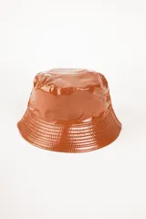 Gorro tipo bucket impermeable de acabado brillante, con costuras horizontales en el ala.