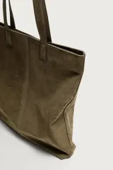 Bolso shopper vertical confeccionado en piel con acabado serraje, color verde militar, con compartimento principal y dos asas de hombro.