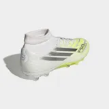 Championes de fútbol Adidas F50 Sparkfusion League de corte medio, diseñados para terreno firme y pasto sintético. Presentan un exterior de material sintético y tela en color blanco con detalles en amarillo neón y plateado, cuello tejido ajustado y suela Sprintplate Fusion para mayor tracción.