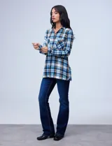 Camisa de Robert Louis en tejido soft a cuadros beige, blanco y gris. Tiene cuello con solapa, abertura central con botones, mangas largas regulables con presilla y botón, bolsillos delanteros aplicados, ruedo lateral con abertura y botones.