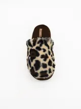 Pantuflas de estar por casa con diseño de animal print de leopardo, confeccionadas en material sintético de pelo suave con base marrón.