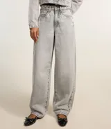Pantalón de jean estilo baggy con corte holgado y recto, de tiro alto, con trabillas en la cintura, cierre tradicional y bolsillos laterales y traseros.