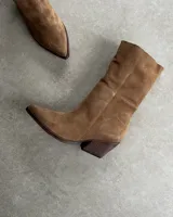 Botas de caña media color marrón claro, de gamuza, con puntera en punta y taco de madera.