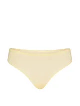Tanga de tiro medio confeccionada en microfibra supersuave de color amarillo claro, con acabados termosellados sin costuras para un ajuste invisible y cómodo.