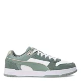 Championes Puma modelo Game Low SD, de estilo retro con bloques de color. Presentan una combinación de cuero sintético blanco y detalles en gamuza gris claro, con la icónica franja lateral de Puma en un tono gris azulado. Cuentan con plantilla SOFTFOAM+ para mayor amortiguación y suela de goma resistente.