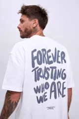 Remera de algodón color verde oliva, corte oversize, con cuello redondo y un pequeño logo bordado en el pecho.