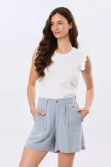 Short de viscolino color beige, con media cintura elastizada, bolsillos amplios y detalle de volado en los laterales.